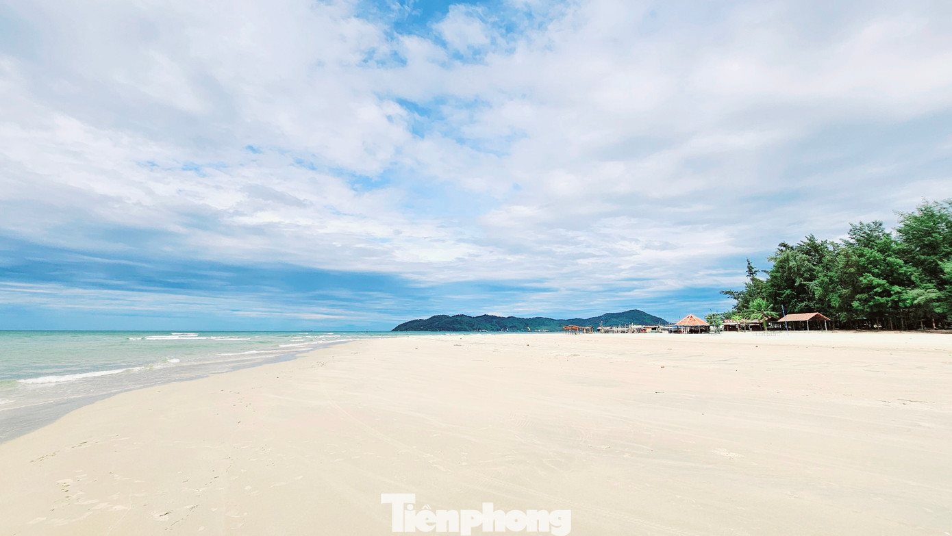 Đây là khu vực có lợi thế về tài nguyên du lịch biển với một trong những bãi biển đẹp nhất Việt Nam; có mối liên hệ thuận lợi với 3 di sản thế giới là Cố đô Huế, phố cổ Hội An và thánh địa Mỹ Sơn. Ảnh: N.V. Đây là khu vực có lợi thế về tài nguyên du lịch biển với một trong những bãi biển đẹp nhất Việt Nam; có mối liên hệ thuận lợi với 3 di sản thế giới là Cố đô Huế, phố cổ Hội An và thánh địa Mỹ Sơn. Ảnh: N.V.