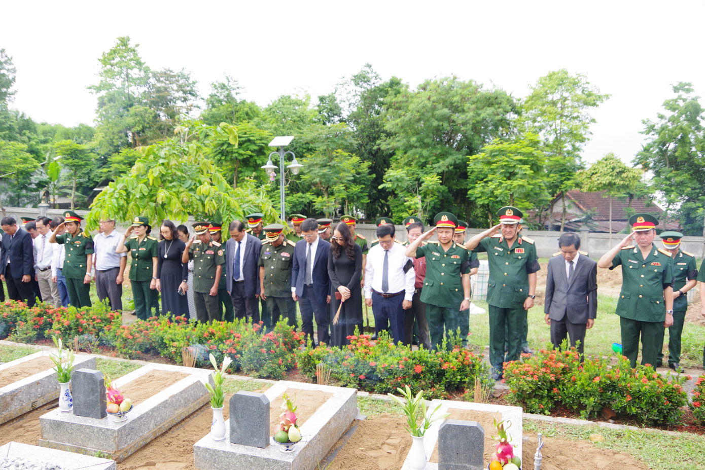 Thành kính nghiêng mình trước phần mộ các anh hùng liệt sĩ.