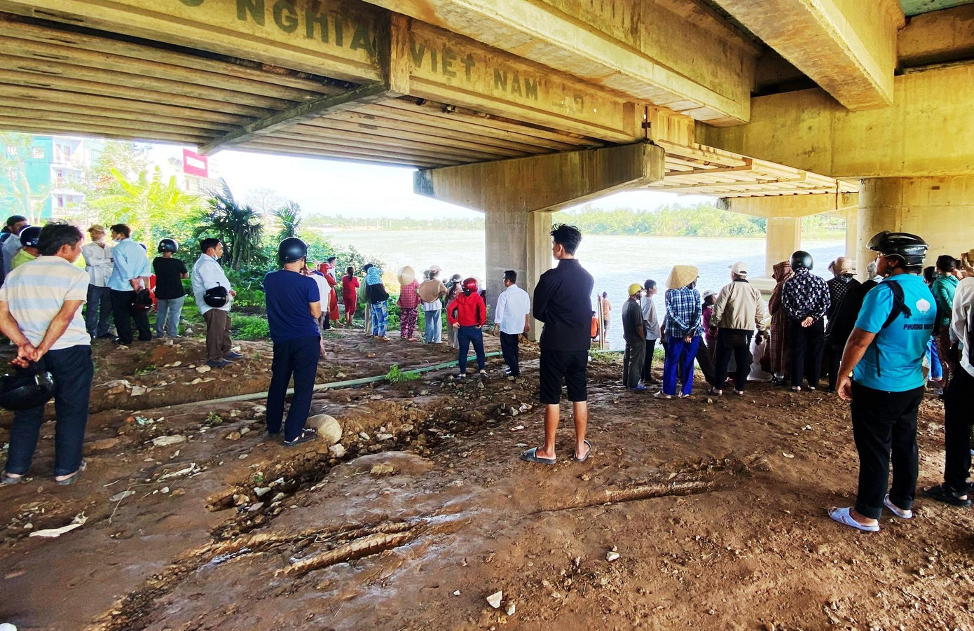 Người thân chờ vớt thi thể nữ sinh lớp 9 được phát hiện nổi trên sông Bồ. Ảnh: CTV