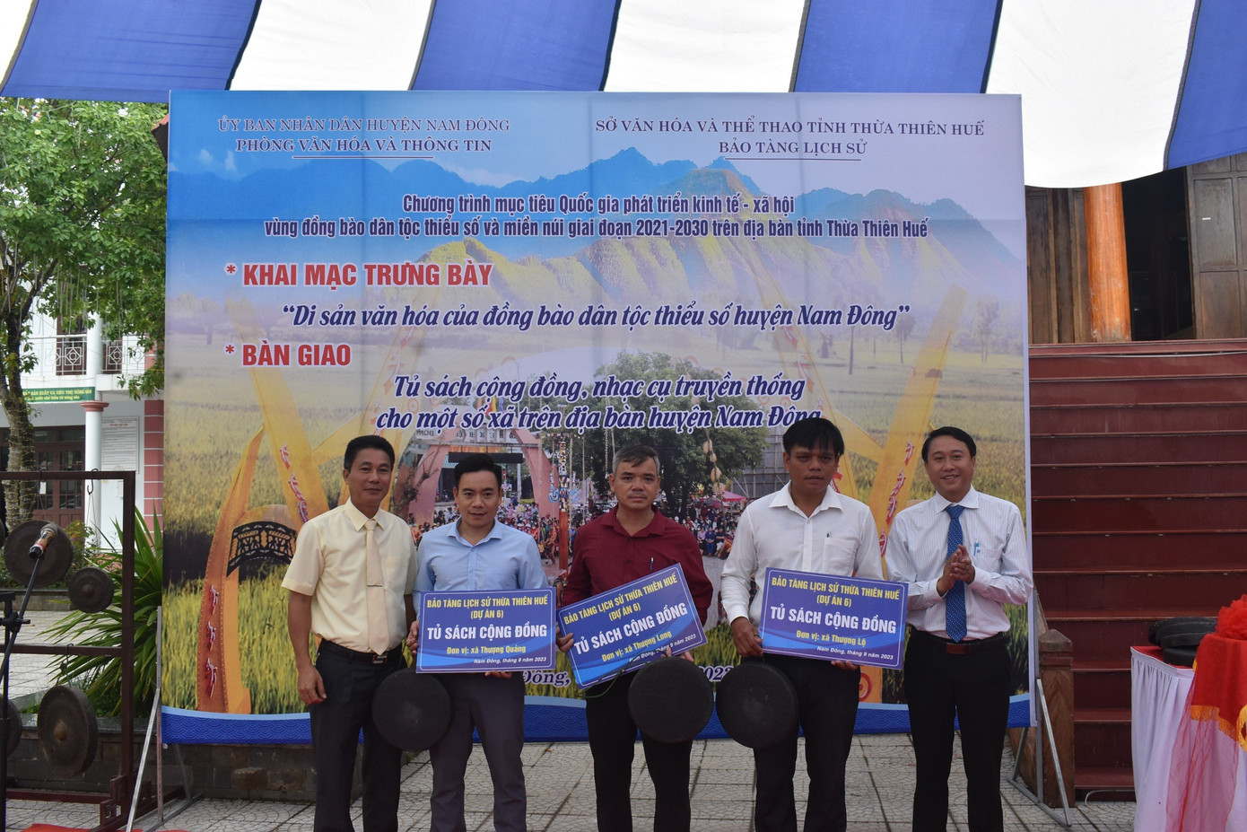 Trao tặng tủ sách cộng đồng cho các xã vùng đồng bào dân tộc thiểu số huyện Nam Đông.