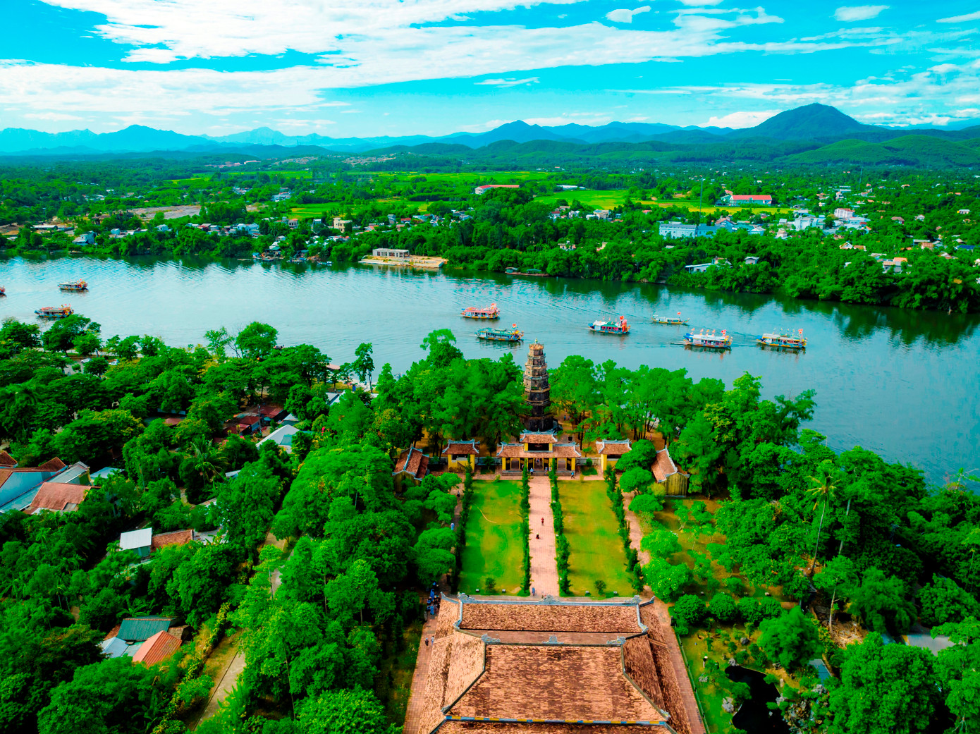 Sau đó, các thánh đồng, đạo hữu, người dân cùng di chuyển lên điện Huệ Nam (phường Hương Hồ, TP Huế) trên hơn 80 chiếc bằng án được trang trí, ghép lại bằng thuyền rồng. Tiếp đó là các nghi lễ cung nghinh từ long thuyền lên chánh điện Huệ Nam và tổ chức khai hội, lễ cáo yết. (Ảnh: Đình Hoàng) Sau đó, các thánh đồng, đạo hữu, người dân cùng di chuyển lên điện Huệ Nam (phường Hương Hồ, TP Huế) trên hơn 80 chiếc bằng án được trang trí, ghép lại bằng thuyền rồng. Tiếp đó là các nghi lễ cung nghinh từ long thuyền lên chánh điện Huệ Nam và tổ chức khai hội, lễ cáo yết. (Ảnh: Đình Hoàng)