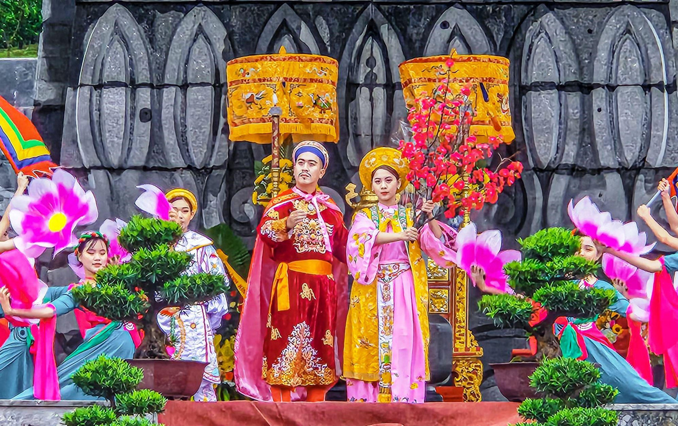 Theo sử sách ghi lại, đầu tháng 12/1788, 29 vạn quân Thanh sang xâm lược nước ta. Ngày 22/12/1788, tại núi Bân (nay thuộc phường An Tây, TP Huế), Nguyễn Huệ đã cho xây đàn tế cáo trời đất và làm lễ lên ngôi hoàng đế, đặt niên hiệu là Quang Trung năm thứ nhất rồi hạ lệnh xuất quân thần tốc tiến ra Bắc. Đại quân Tây Sơn có hơn 10 vạn người, trong đó phần lớn được tuyển chọn ở Thuận Hóa được xem là quân chủ lực xung kích tác chiến. Ảnh: Xuân Đạt Theo sử sách ghi lại, đầu tháng 12/1788, 29 vạn quân Thanh sang xâm lược nước ta. Ngày 22/12/1788, tại núi Bân (nay thuộc phường An Tây, TP Huế), Nguyễn Huệ đã cho xây đàn tế cáo trời đất và làm lễ lên ngôi hoàng đế, đặt niên hiệu là Quang Trung năm thứ nhất rồi hạ lệnh xuất quân thần tốc tiến ra Bắc. Đại quân Tây Sơn có hơn 10 vạn người, trong đó phần lớn được tuyển chọn ở Thuận Hóa được xem là quân chủ lực xung kích tác chiến. Ảnh: Xuân Đạt