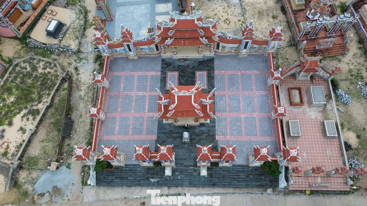 Còn theo lời kể của bà Thuận, trước đây gia đình làm nghề chài lưới, điều kiện kinh tế khó khăn. Sau này, con cái kinh tế ổn định có tiền gửi về phụng dưỡng cha mẹ. Ông Thiết, bà Thuận từng sang Mỹ sống cùng con cháu, nhưng vì tuổi già nên cả hai đã quay về Việt Nam.