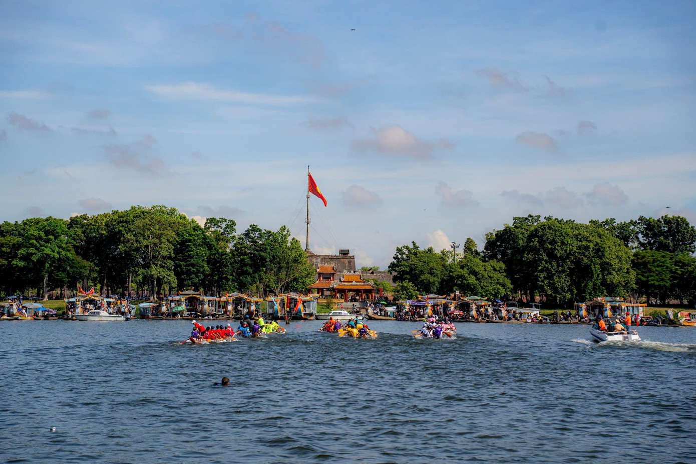 Giải đua diễn ra trong thời tiết thuận lợi. Ảnh: Đình Hoàng