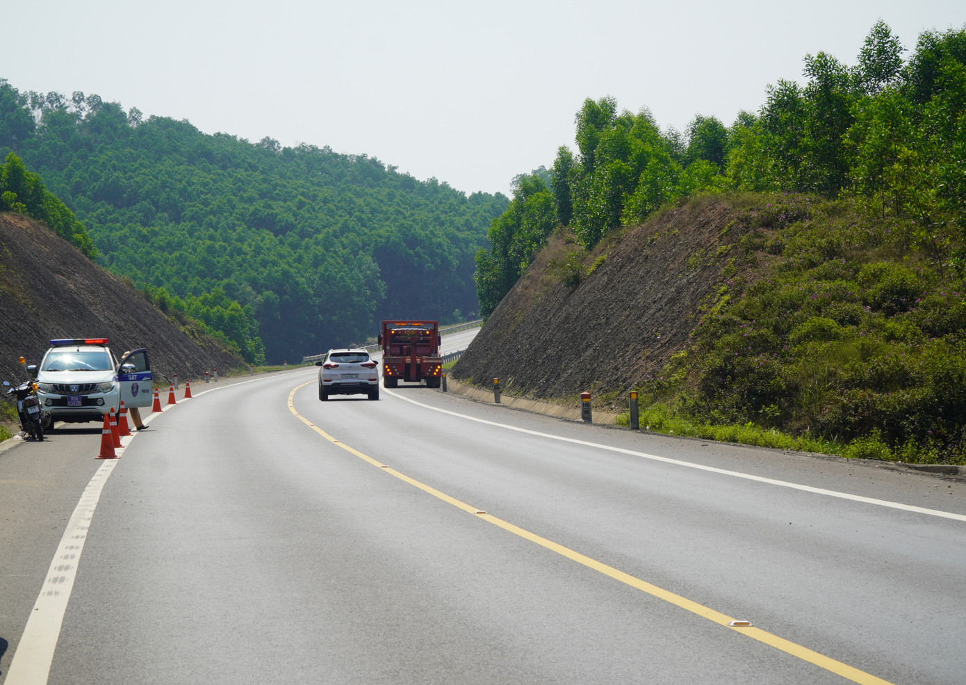 Lực lượng chức năng có mặt trên cao tốc đoạn qua tỉnh TT-Huế để tuyên truyền, nhắc nhở, hướng dẫn xe chạy đúng luồng tuyến, xử lý những trường hợp cố tình vi phạm. Ảnh: Ngọc Văn Lực lượng chức năng có mặt trên cao tốc đoạn qua tỉnh TT-Huế để tuyên truyền, nhắc nhở, hướng dẫn xe chạy đúng luồng tuyến, xử lý những trường hợp cố tình vi phạm. Ảnh: Ngọc Văn