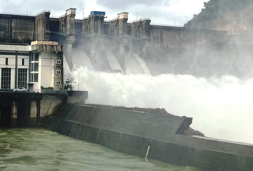 Thủy điện Hương Điền điều tiết mức xả nước về hạ du để tăng dung tích phòng lũ do mưa lớn. Thủy điện Hương Điền điều tiết mức xả nước về hạ du để tăng dung tích phòng lũ do mưa lớn.