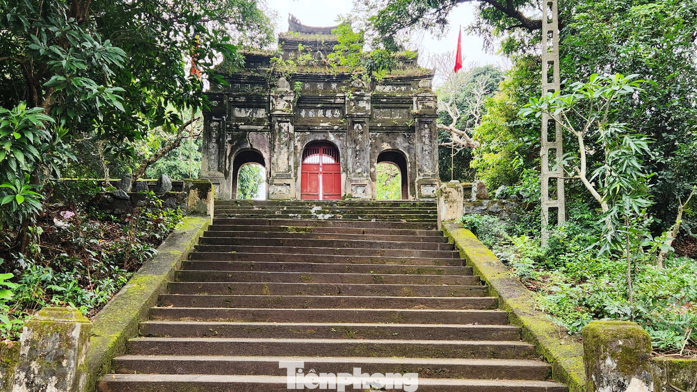 Theo thông tin được chia sẻ từ một vị sư chùa Báo Quốc, quanh giếng Hàm Long có nhiều câu chuyện được truyền qua nhiều đời khiến chiếc giếng cổ càng thêm linh thiêng, kỳ bí. Trong đó, các câu chuyện được ra đời gắn liền với quá trình hình thành và phát triển của nhà Nguyễn. Theo thông tin được chia sẻ từ một vị sư chùa Báo Quốc, quanh giếng Hàm Long có nhiều câu chuyện được truyền qua nhiều đời khiến chiếc giếng cổ càng thêm linh thiêng, kỳ bí. Trong đó, các câu chuyện được ra đời gắn liền với quá trình hình thành và phát triển của nhà Nguyễn.