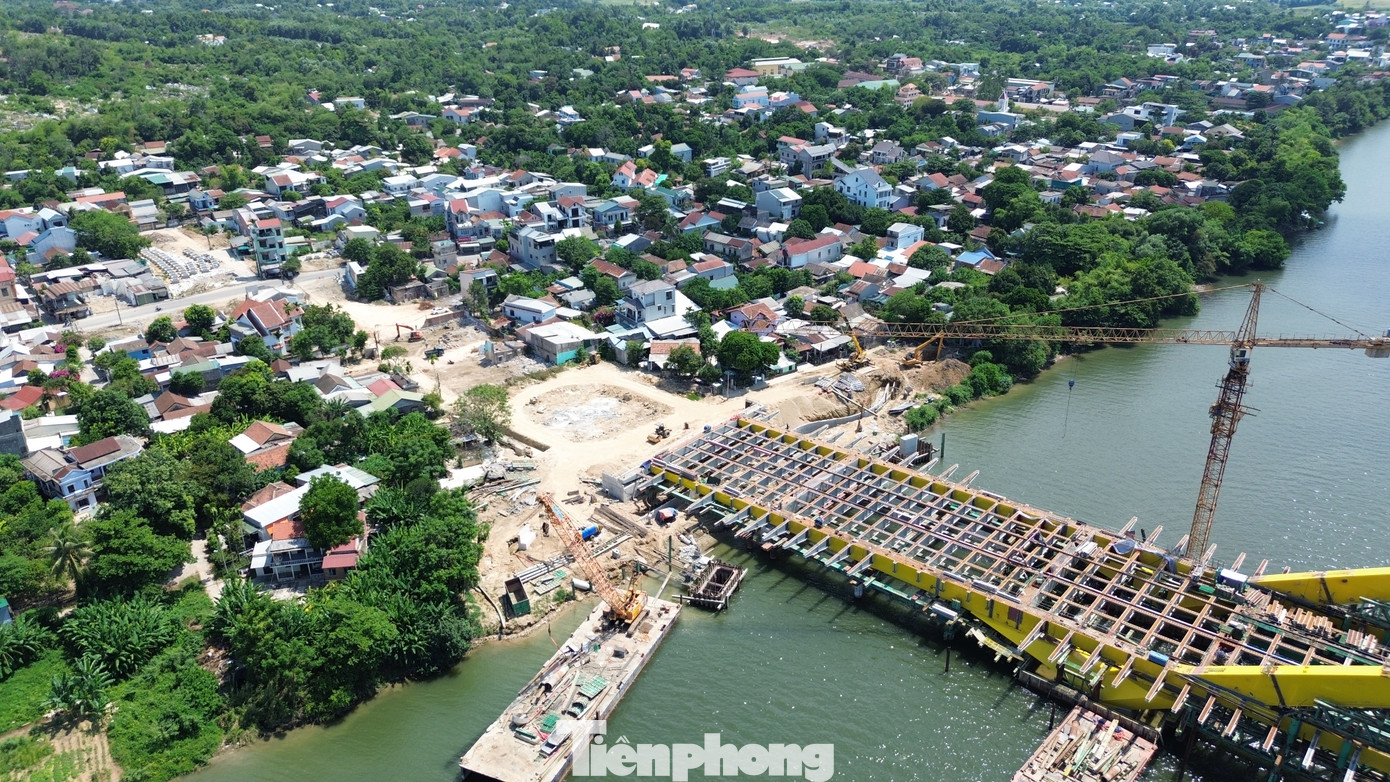 Công trình dự kiến thông xe kỹ thuật vào cuối năm nay. Khó khăn hiện nay là hạng mục đường hai đầu cầu có khối lượng thi công chưa nhiều do vướng về giải phóng mặt bằng.