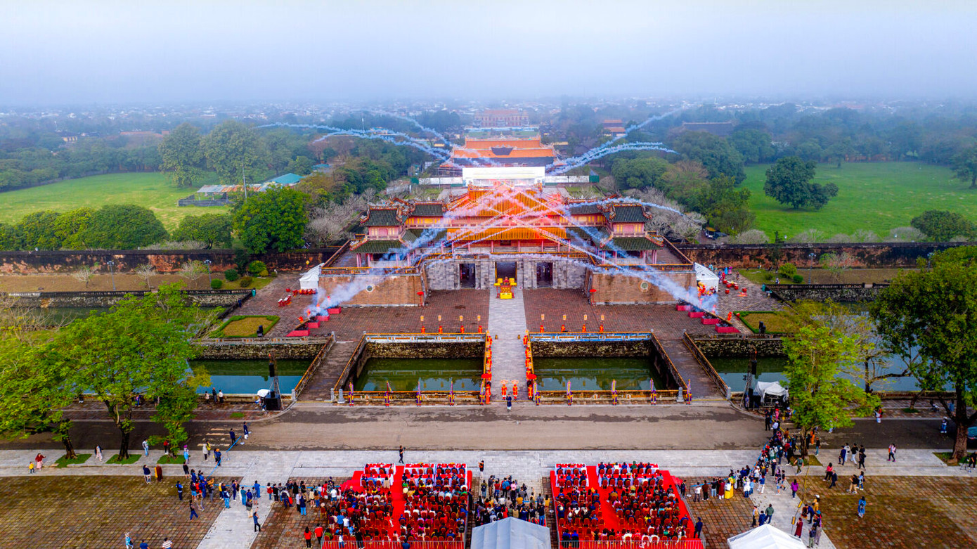 Festival Huế 2024 mở màn bằng lễ Ban sóc triều Nguyễn tái hiện theo hình thức sân khấu hóa tại Ngọ môn - Đại nội Huế. Ảnh: NPBM.