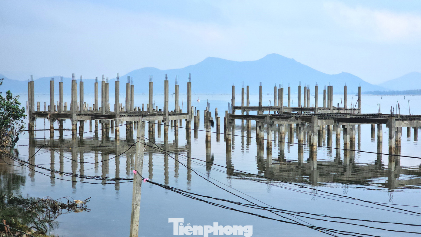 Ông Nguyễn Thành Nhân - Phó Chủ tịch UBND thị trấn Lăng Cô, cho biết, đây là công trình xây dựng dang dở thuộc một dự án du lịch. Tuy nhiên, do dự án triển khai từ rất lâu, qua nhiều đời lãnh đạo địa phương, nên ông không nắm rõ cụ thể đây là dự án gì, do doanh nghiệp nào đầu tư.