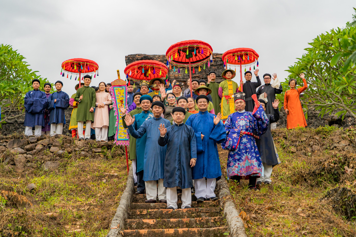 Lễ dâng hương tại lăng Trường Thái (lăng mộ Võ vương Nguyễn Phúc Khoát). Ảnh: B.Minh.