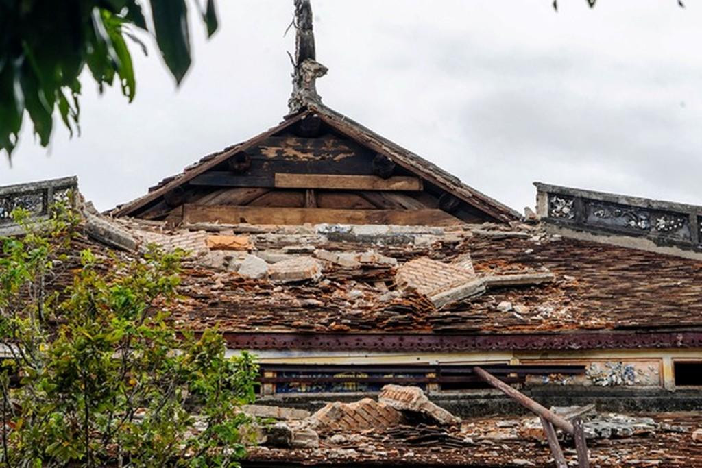 Điện Thái Hòa hư hỏng nghiêm trọng. Ảnh VNE