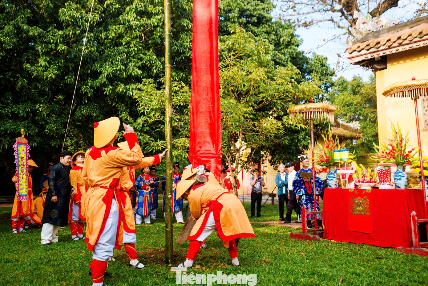 Tiếp đó, các lính vác nêu tiến hành dựng nêu lên, báo hiệu ngày Tết đã đến trong Hoàng cung, toàn dân theo đó cũng đồng loạt dựng nêu và bắt đầu đón Tết. .