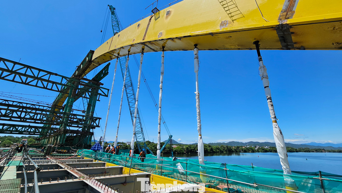 Đến đầu tháng 9, nhà thầu chính thi công phần cầu vượt đang duy trì nhân lực với quân số khoảng 190 người tổ chức thi công công trình bảo đảm tiến độ đề ra.