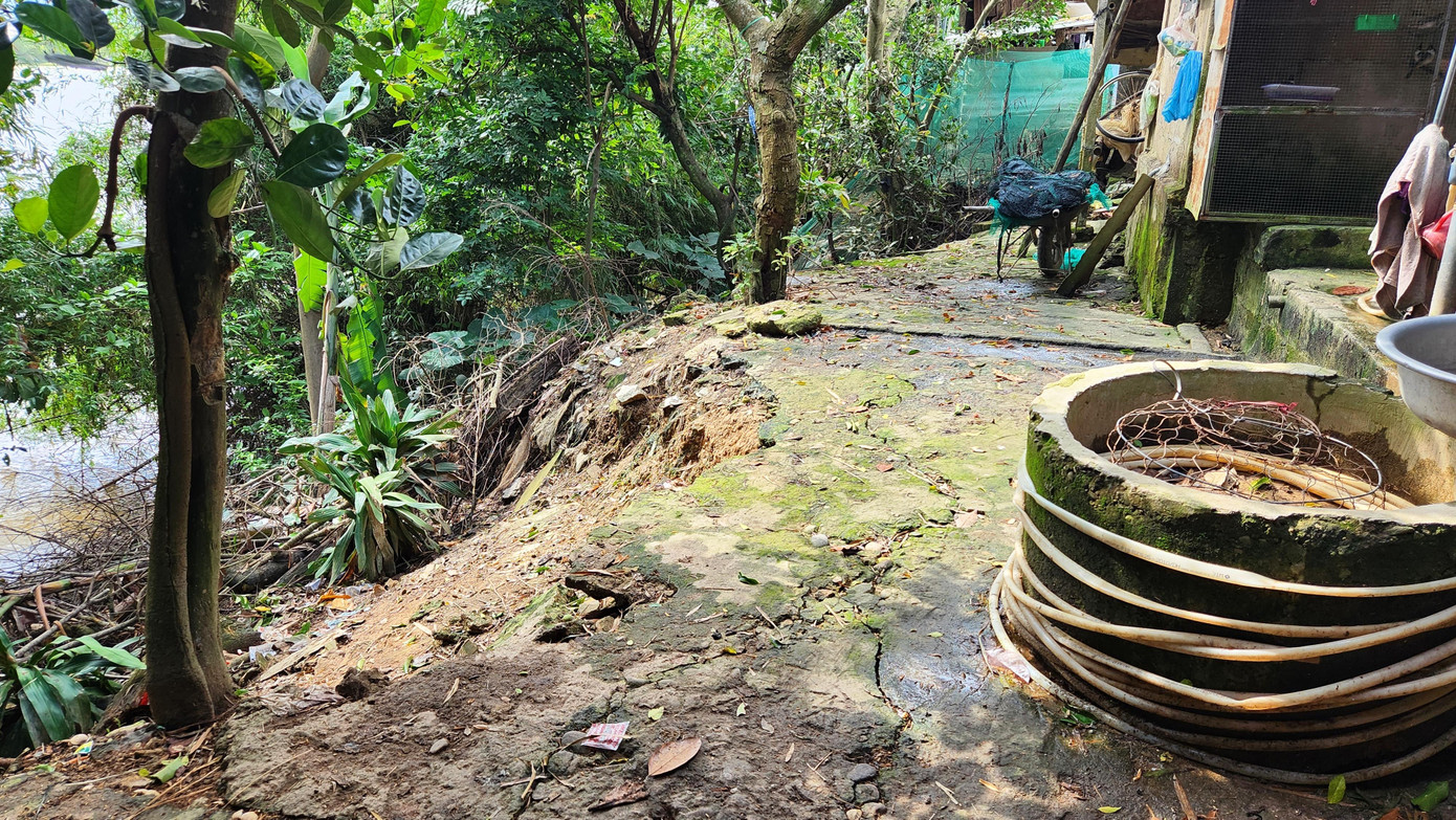 Bà Dương Thị Danh (ngụ thôn Hiền Sĩ, xã Phong Sơn) cho hay, từ đầu mùa mưa bão đến nay, cứ mỗi lần UBND xã Phong Sơn (huyện Phong Điền) phát thông báo tình hình thời tiết xấu, lũ lụt tái diễn trên sông Bồ, thủy điện xả nước, gia đình và nhiều hàng xóm lại khăn gói dắt díu nhau đi lánh nạn tại nhà người thân để đề phòng nguy hiểm sạt lở đất, sập nhà. Ảnh: N.V Bà Dương Thị Danh (ngụ thôn Hiền Sĩ, xã Phong Sơn) cho hay, từ đầu mùa mưa bão đến nay, cứ mỗi lần UBND xã Phong Sơn (huyện Phong Điền) phát thông báo tình hình thời tiết xấu, lũ lụt tái diễn trên sông Bồ, thủy điện xả nước, gia đình và nhiều hàng xóm lại khăn gói dắt díu nhau đi lánh nạn tại nhà người thân để đề phòng nguy hiểm sạt lở đất, sập nhà. Ảnh: N.V