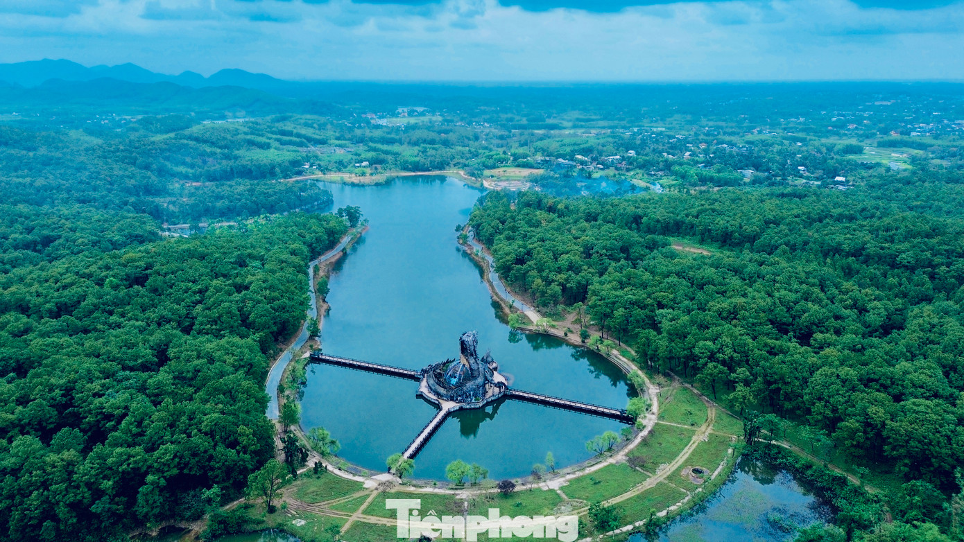 Công viên hồ Thủy Tiên thuộc phường Thủy Bằng (quận Thuận Hóa, Huế), gồm hồ nước tự nhiên nằm giữa vùng đồi núi Thiên An hoang sơ và tổ hợp các công trình xây dựng phục vụ du lịch. Nơi đây từng được kỳ vọng là một địa chỉ du lịch nổi tiếng sau khi dự án khu công viên vui chơi, giải trí hồ Thủy Tiên hình thành cách đây gần 24 năm.