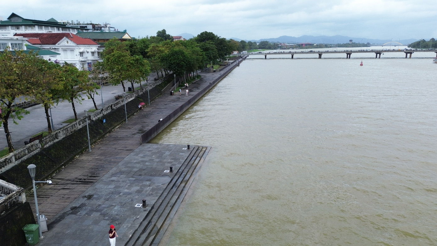 Cầu gỗ lim ven sông Hương sạch sẽ, không còn tình trạng bèo tây từ nơi khác phát tán tới làm phiền lòng du khách.