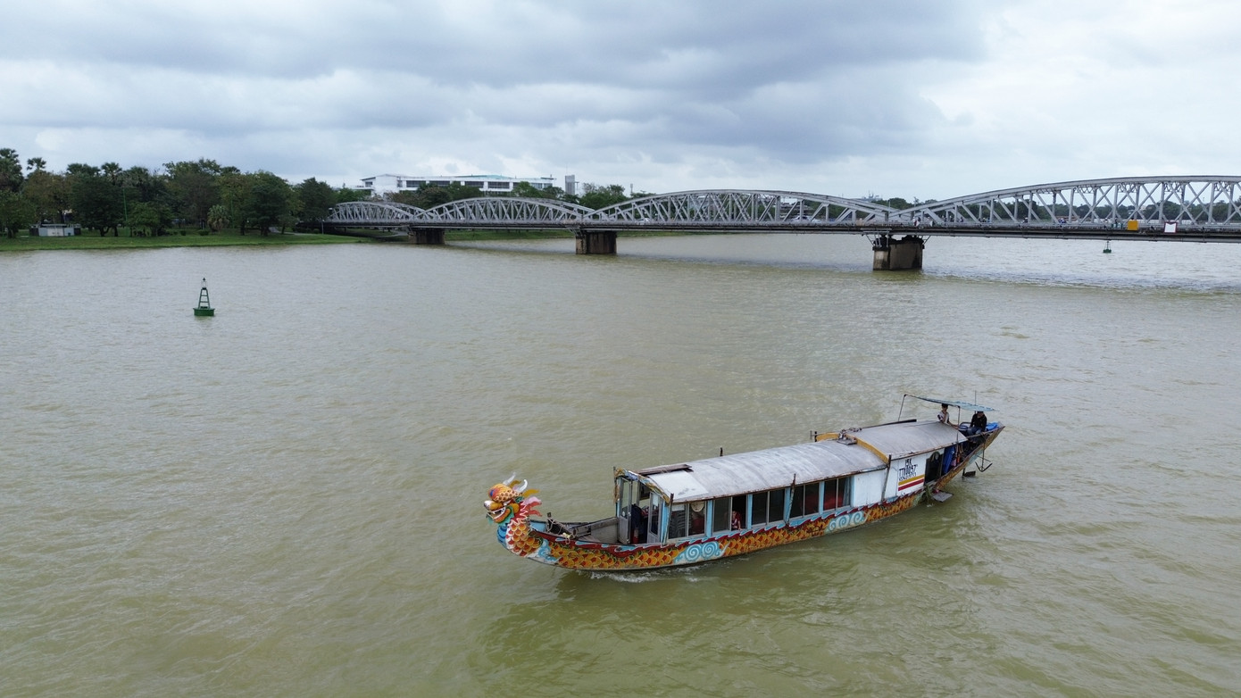 Bèo tây vắng bóng trên sông Hương đoạn gần cầu Trường Tiền, TP. Huế.