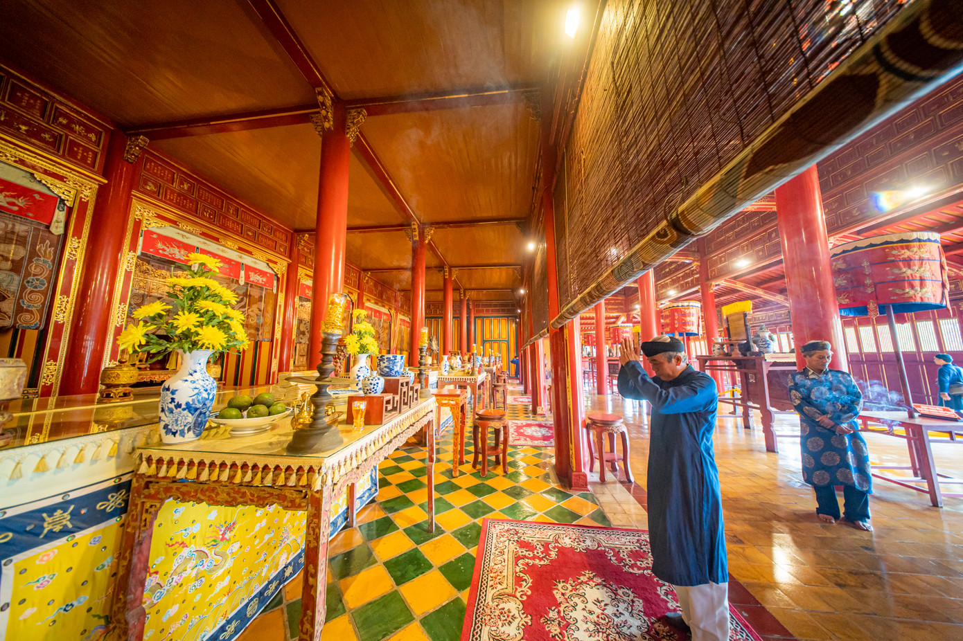 Cùng ngày là lễ diễu hành, dâng hương, hoa tại Triệu Tổ miếu, Thế Tổ miếu (Đại nội Huế). Ảnh: B.Minh.