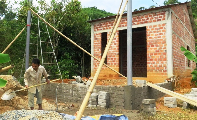 Hỗ trợ xóa nhà tạm cho đồng bào vùng dân tộc thiểu số A Lưới, tỉnh TT-Huế. Ảnh: CTV