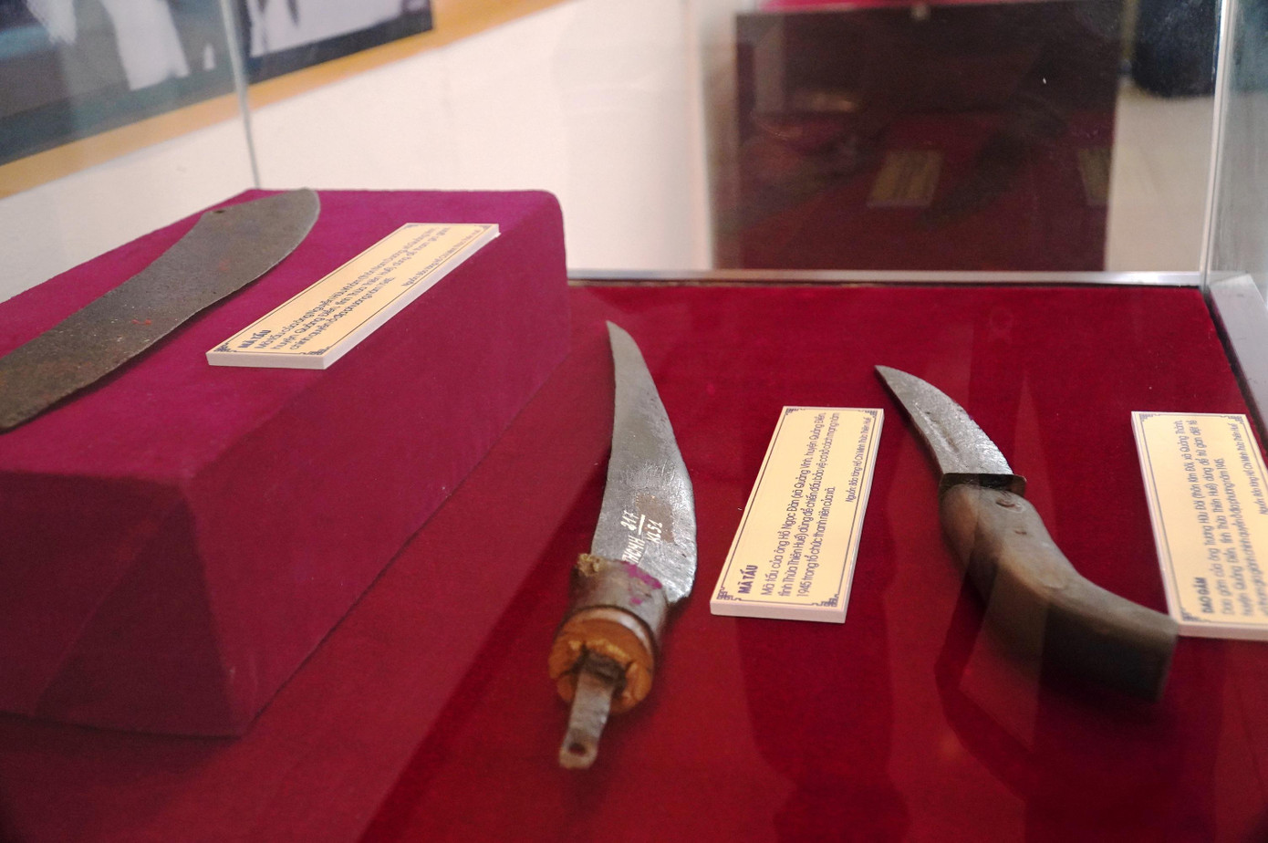 Các hiện vật quý gắn với cuộc Cách mạng tháng Tám tại Huế được giới thiệu tại triển lãm chuyên đề. Ảnh: N.V