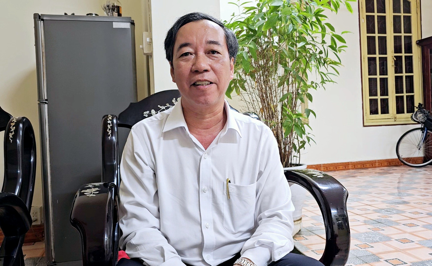 Thầy giáo Nguyễn Phú Thọ - Hiệu trưởng Trường THPT Chuyên Quốc học Huế dành nhiều sự trân trọng, tự hào và kỳ vọng đối với em Võ Quang Phú Đức. Ảnh: N.V Thầy giáo Nguyễn Phú Thọ - Hiệu trưởng Trường THPT Chuyên Quốc học Huế dành nhiều sự trân trọng, tự hào và kỳ vọng đối với em Võ Quang Phú Đức. Ảnh: N.V