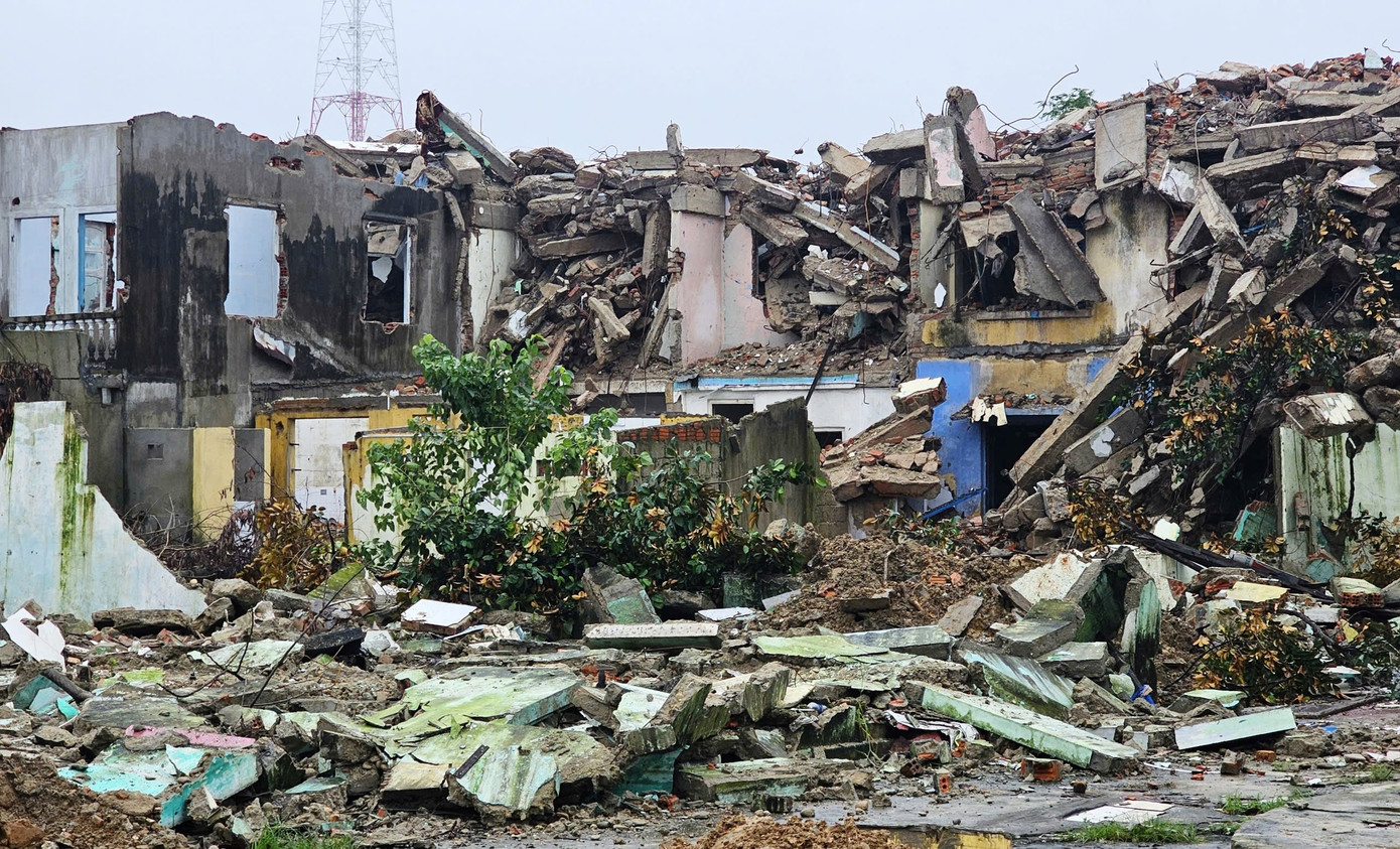 Đến nay, chủ đầu tư dự án đã nhận bàn giao mặt bằng và tổ chức giải phóng, hạ giải toàn bộ vật kiến trúc của các dãy nhà cao tầng A, B, C đã “quá đát” thuộc khu chung cư Đống Đa.