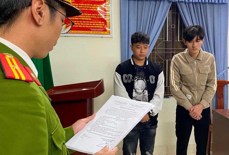 Thực hiện lệnh khởi tố, bắt tạm giam Ngô Văn Nam và Trần Nhật Trường. Ảnh CACC Thực hiện lệnh khởi tố, bắt tạm giam Ngô Văn Nam và Trần Nhật Trường. Ảnh CACC