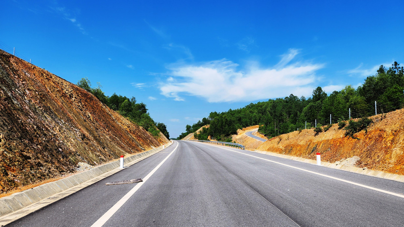 Một đoạn dài cao tốc Cam Lộ - La Sơn đoạn qua thị xã Hương Thủy và huyện Phú Lộc đã cơ bản hoàn chỉnh phần thi công mặt đường, cũng như hoàn thành các hạng mục bảo đảm an toàn giao thông.