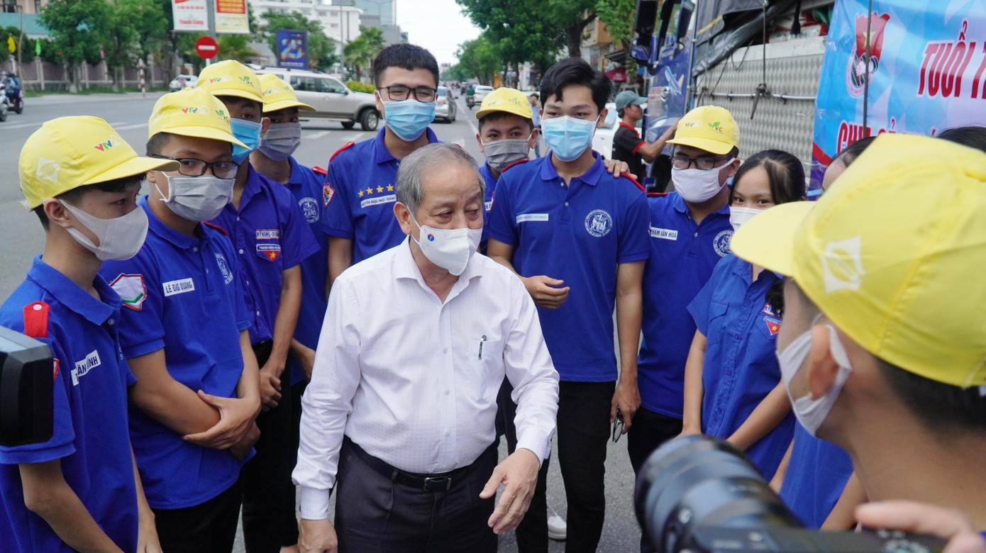 Phó Bí thư Thường trực Tỉnh ủy TT-Huế Phan Ngọc Thọ động viên tuổi trẻ Huế về công tác tình nguyện hỗ trợ quyên góp, chuyển hàng hóa giúp đỡ đồng bào TPHCM