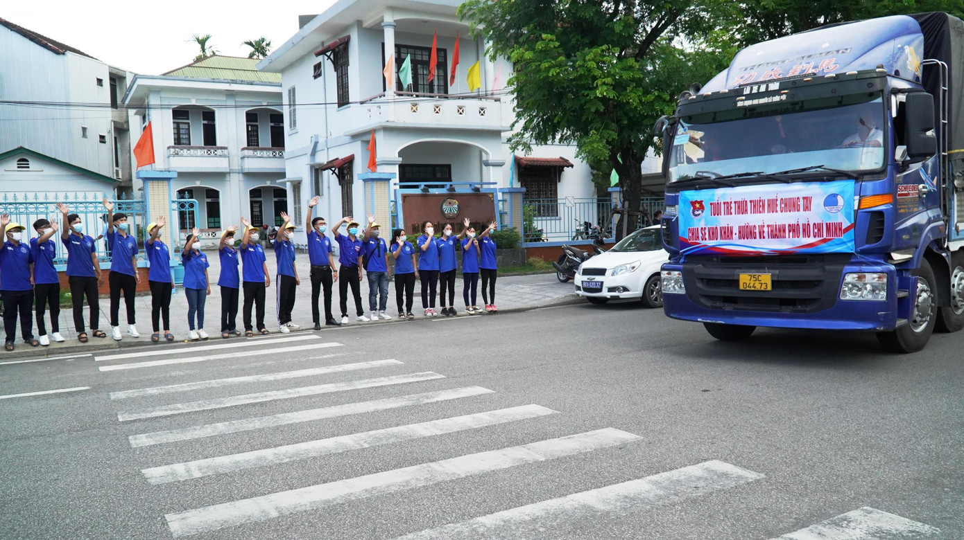 Giới trẻ Huế vẫy chào những chuyến xe 'gửi đầy yêu thương" trên đường xuất phát từ Huế đi TPHCM