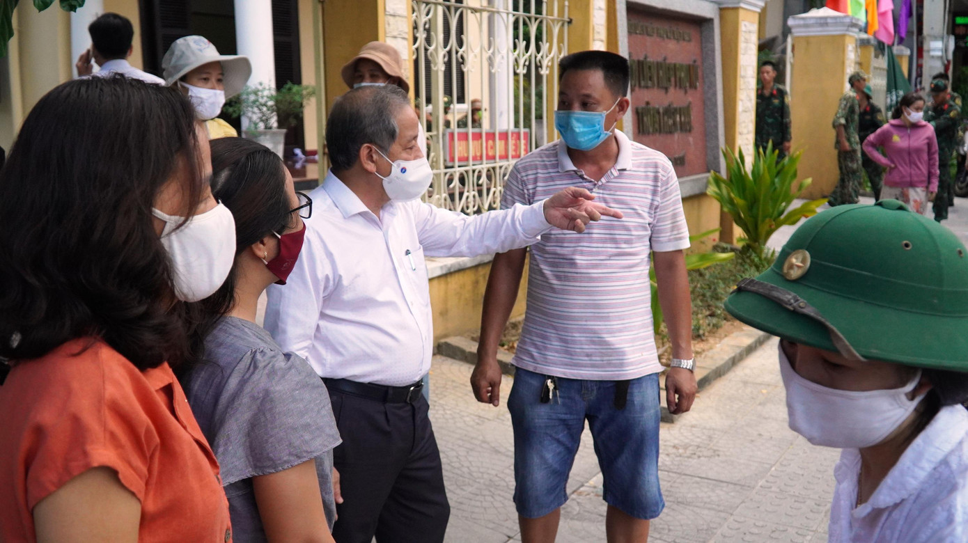 Ông Phan Ngọc Thọ ân cần dặn dò tài xế xe tải chuyển hàng hỗ trợ từ Huế vào TPHCM phải di chuyển an toàn, bảo đảm tuân thủ các quy định phòng dịch, đi đến nơi về đến chốn