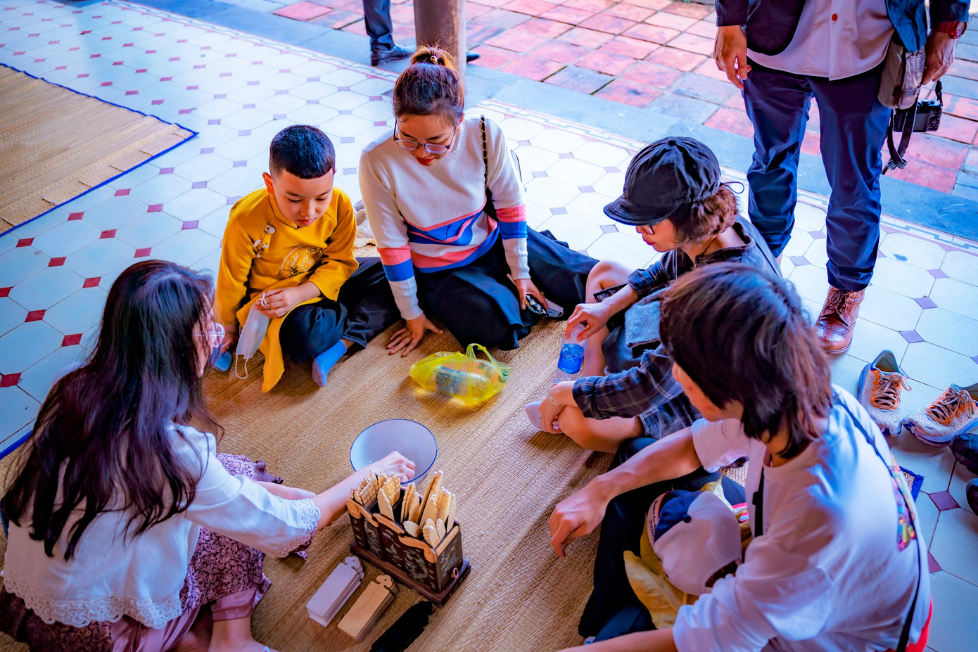 Độc đáo trò chơi đổ xăm hường được tái hiện bên trong Hoàng cung. Ảnh: Đình Hoàng