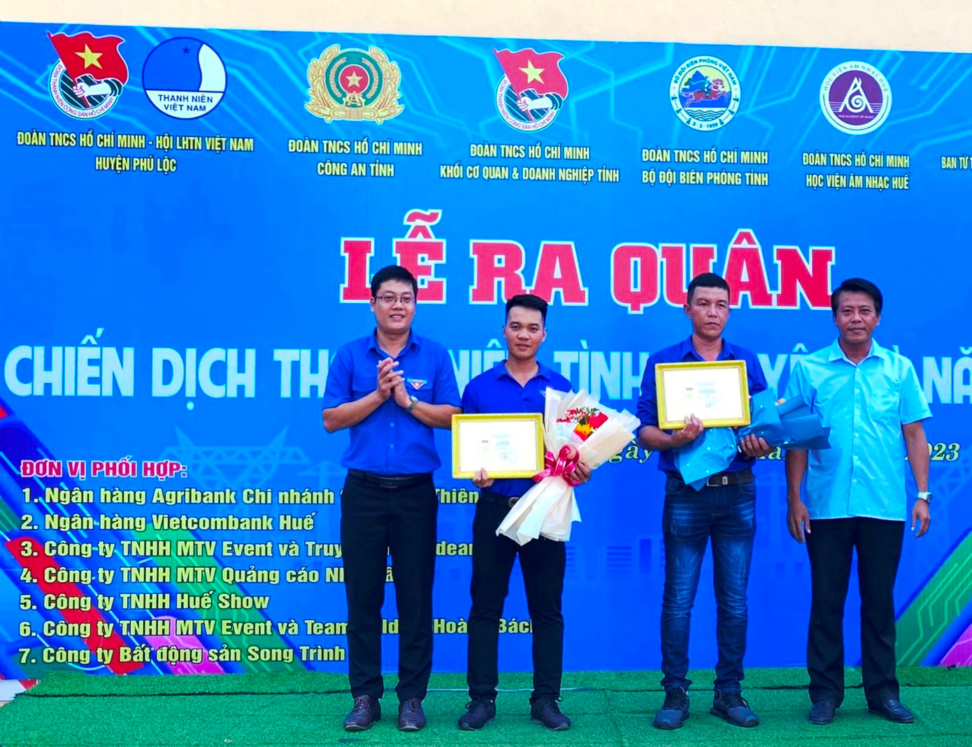 Thừa ủy quyền của Trung ương Đoàn, Ban Thường vụ Tỉnh Đoàn TT-Huế trao tặng huy hiệu “Tuổi trẻ dũng cảm” cho anh Cao Văn Đợi và Đào Duy Đức.