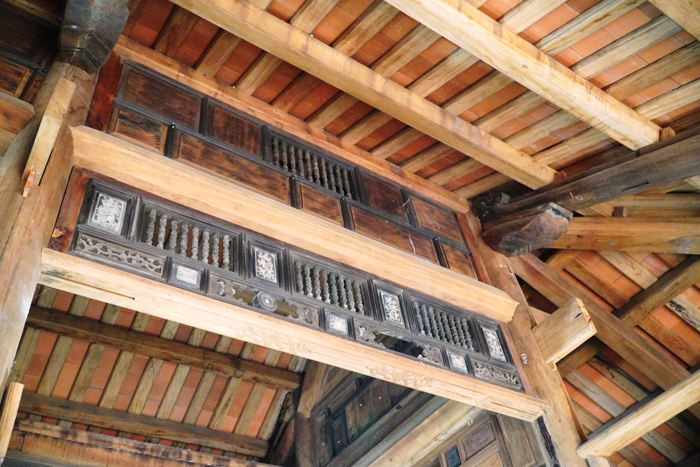 Tình trạng mái che dột nát nhìn từ phía trong nhà đã không còn. Tình trạng mái che dột nát nhìn từ phía trong nhà đã không còn.