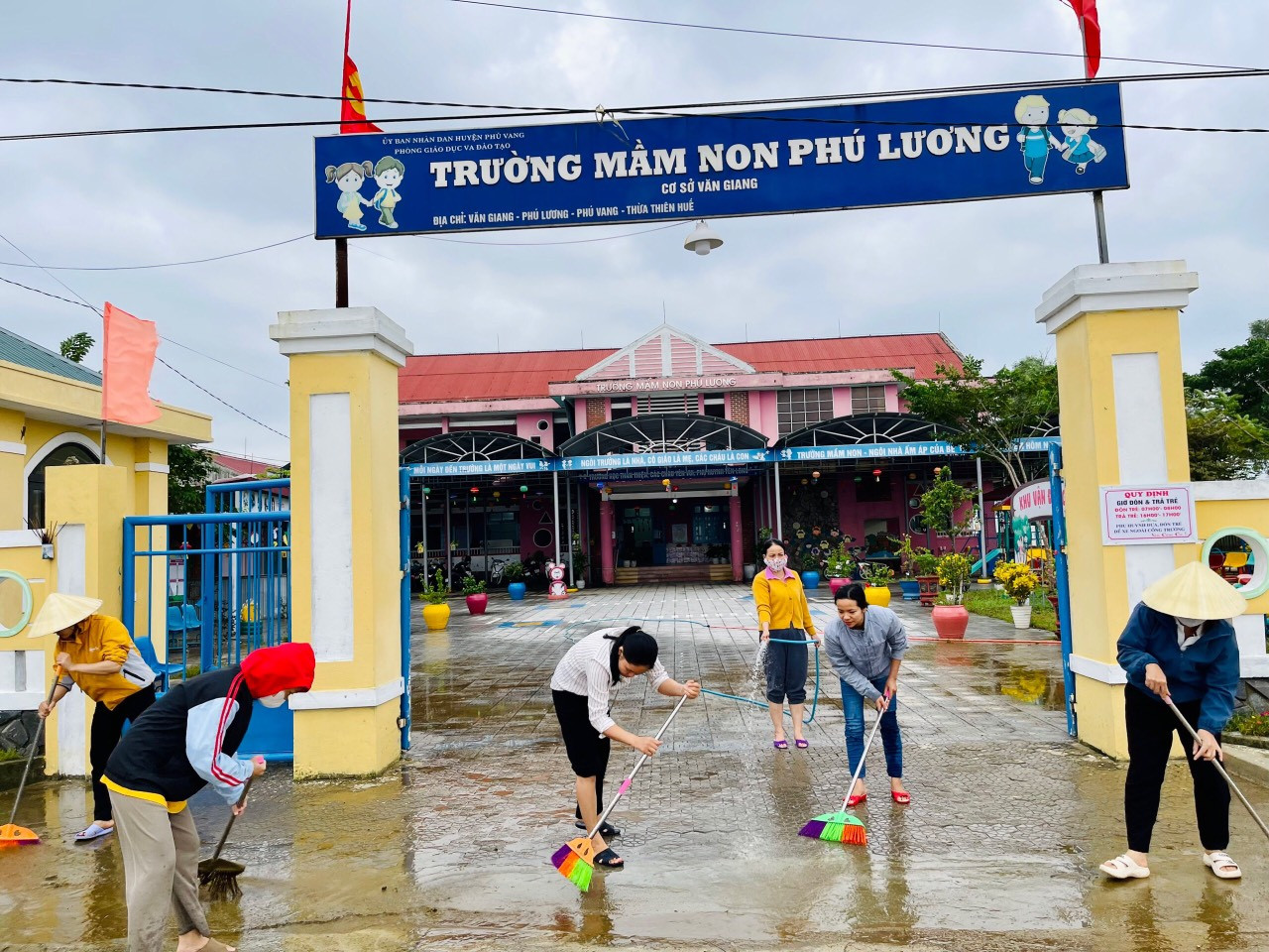 Tổng vệ sinh sau lũ lụt tại Trường mầm non Phú Lương (cơ sở Văn Giang), huyện Phú Vang.