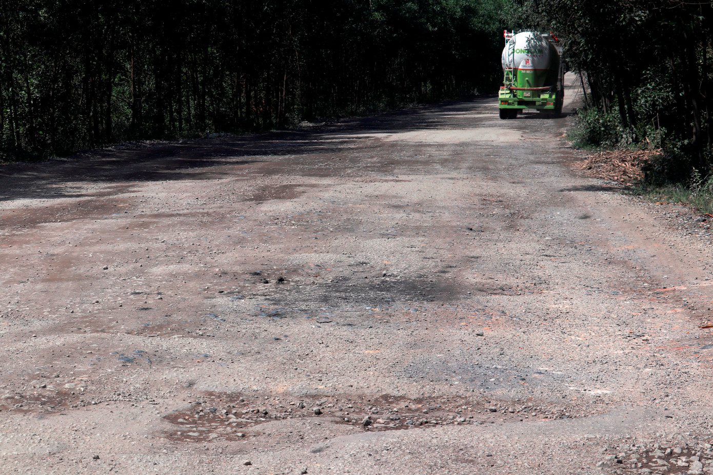 Đại diện Công ty cổ phần Đường bộ I TP Huế (đơn vị quản lý tuyến đường) cho biết, đã báo cáo tình hình hư hỏng, xuống cấp của Tỉnh lộ 9 đến cấp có thẩm quyền của thành phố. Đại diện Công ty cổ phần Đường bộ I TP Huế (đơn vị quản lý tuyến đường) cho biết, đã báo cáo tình hình hư hỏng, xuống cấp của Tỉnh lộ 9 đến cấp có thẩm quyền của thành phố.