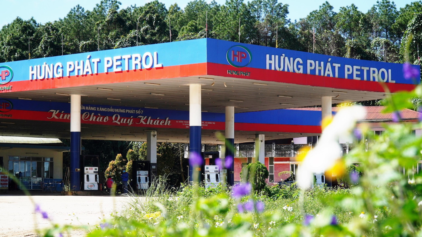 Đối với điểm vướng mặt bằng còn lại thuộc xã Hương Thọ, theo tìm hiểu của phóng viên, phạm vi GPMB dự án cao tốc Cam Lộ - La Sơn có một đoạn ngắn đi qua trước cửa hàng xăng dầu Hưng Phát. Đoạn này ảnh hưởng một phần đất phía trước, diện tích còn lại nằm ngoài phạm vi GPMB.