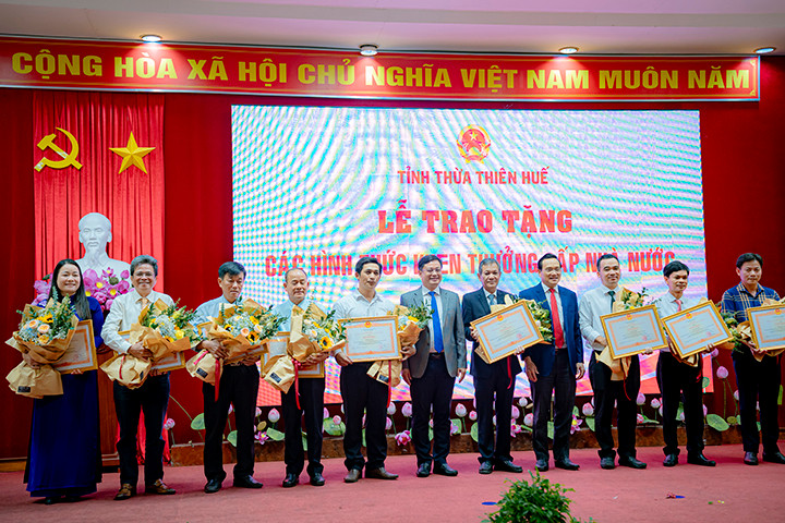 Trao bằng khen của Thủ tướng cho những cá nhân tiêu biểu tại TT-Huế.