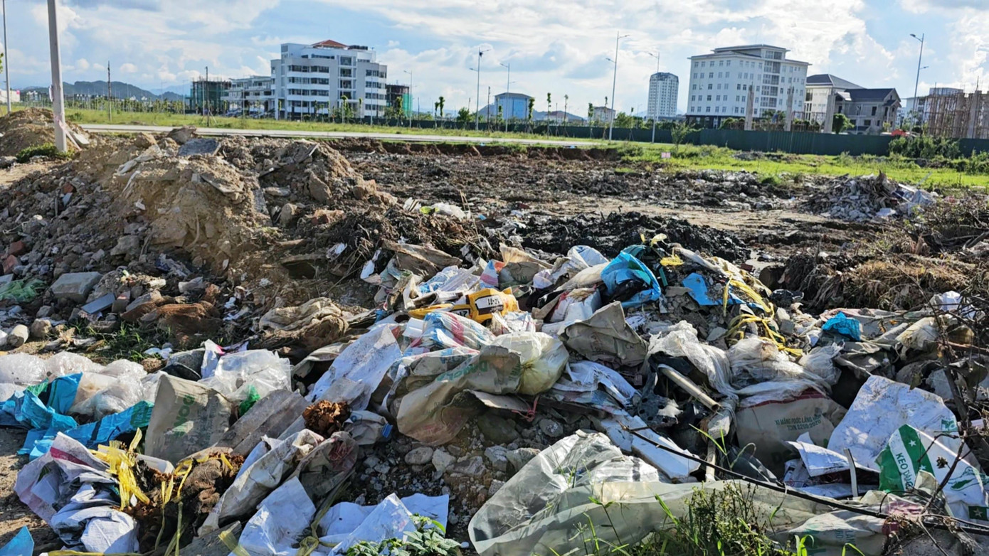 Người dân tổ 1-2 phường An Đông bức xúc phản ánh, nếu cơ quan chức năng không kịp thời ngăn chặn, khi có mưa lớn, bãi rác này có nguy cơ phát tán, chảy tràn vào khu dân cư lân cận ảnh hưởng nghiêm trọng đến môi trường.