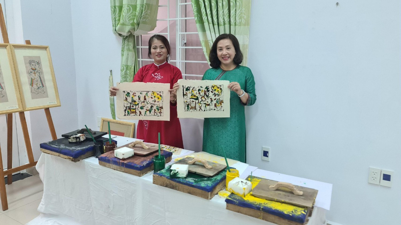 Biểu diễn văn nghệ và triển lãm tranh dân gian Việt Nam