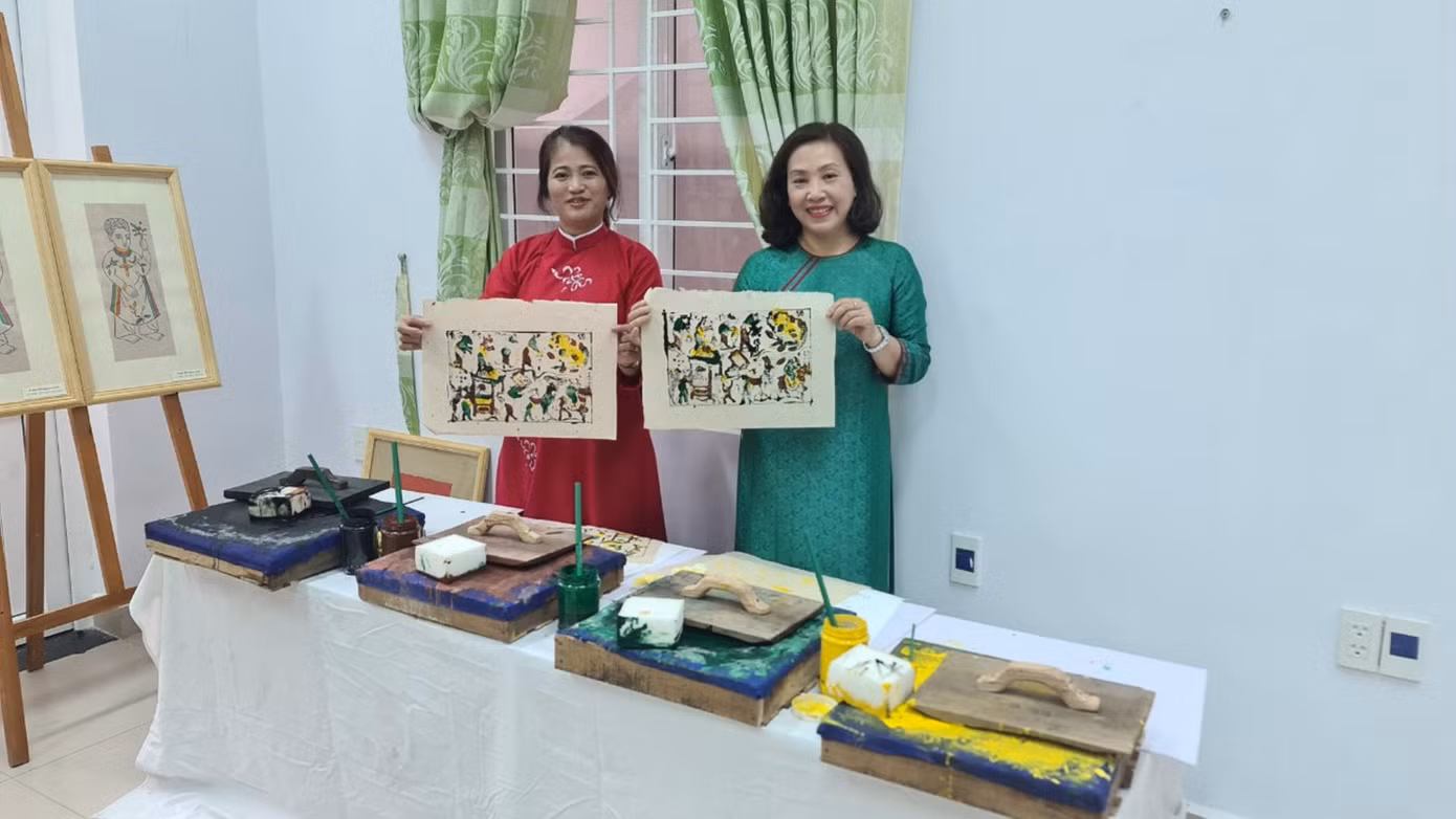 Biểu diễn văn nghệ và triển lãm tranh dân gian Việt Nam