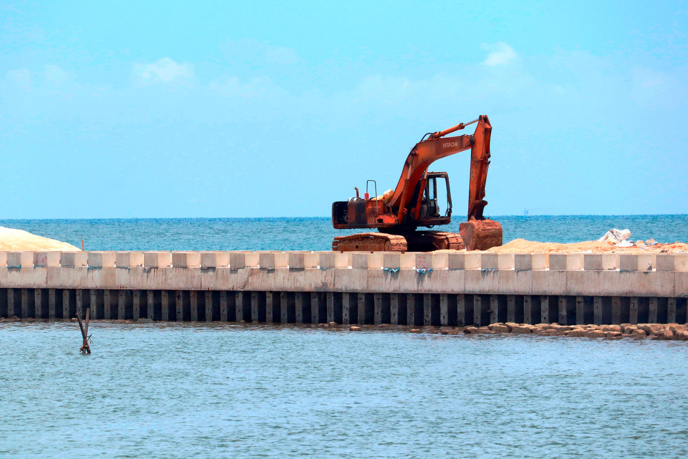 Dự án cảng cá Tư Hiền kết hợp với khu neo đậu tránh trú bão khởi công xây dựng từ năm 2019. Theo kế hoạch, dự án hoàn thành đưa vào sử dụng cuối năm 2021.