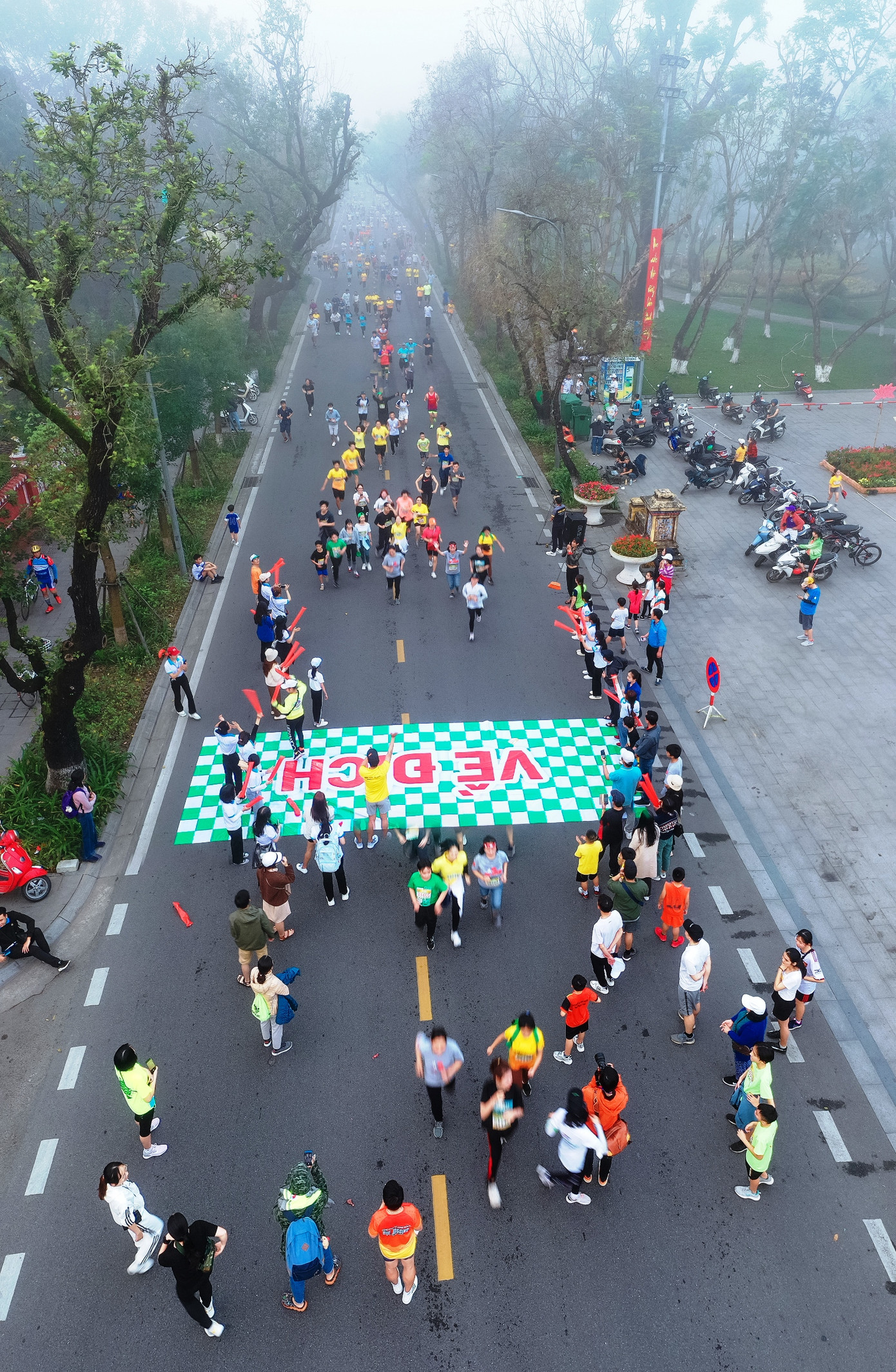 Đường chạy gồm nhiều cự ly 3km, 5km và 10km, theo lộ trình di tích Nghinh Lương đình → cầu Dã Viên → đường Bùi Thị Xuân → đường Lê Lợi → cầu Phú Xuân → Nghinh Lương đình (TP. Huế). Ảnh: Đình Hoàng