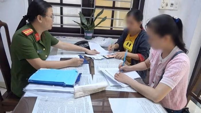 Cán bộ Công an TP Huế nghe người dân trình báo về việc bị đối tượng giả danh gọi điện lừa đảo, chiếm đoạt tài sản.