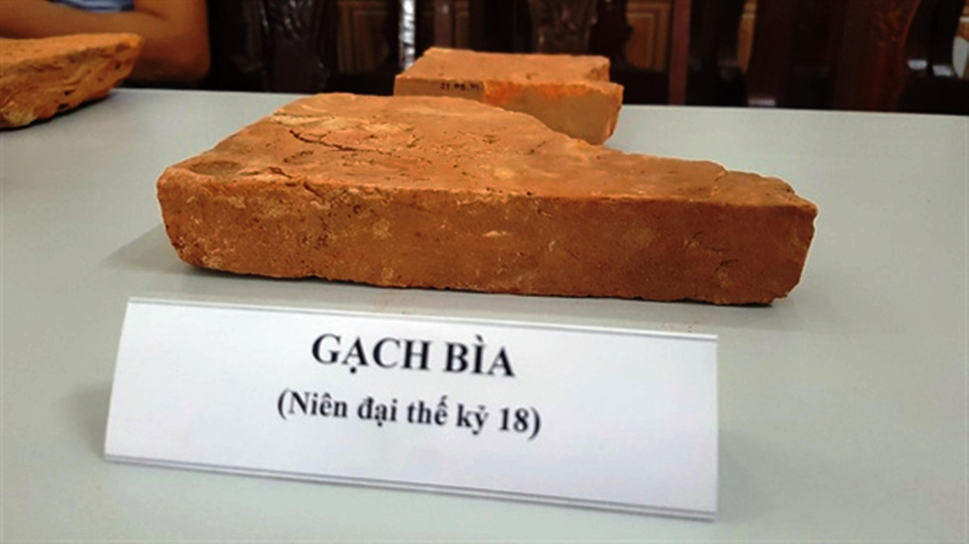 Bìa gạch thế kỷ 18 xuất lộ trong các hố khảo cổ học di tích núi Bân Bìa gạch thế kỷ 18 xuất lộ trong các hố khảo cổ học di tích núi Bân