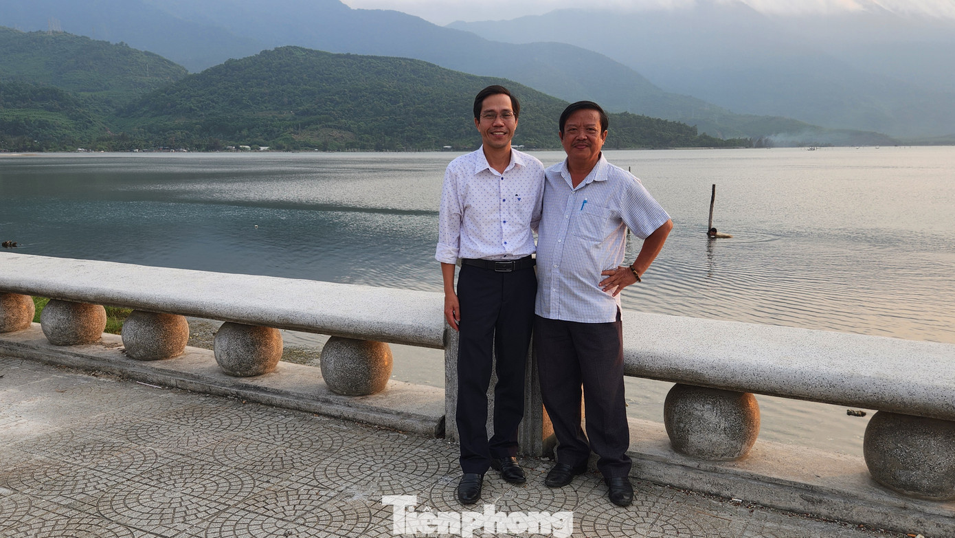 Chụp hình lưu niệm trên đường Nguyễn Văn ven đầm Lập An.