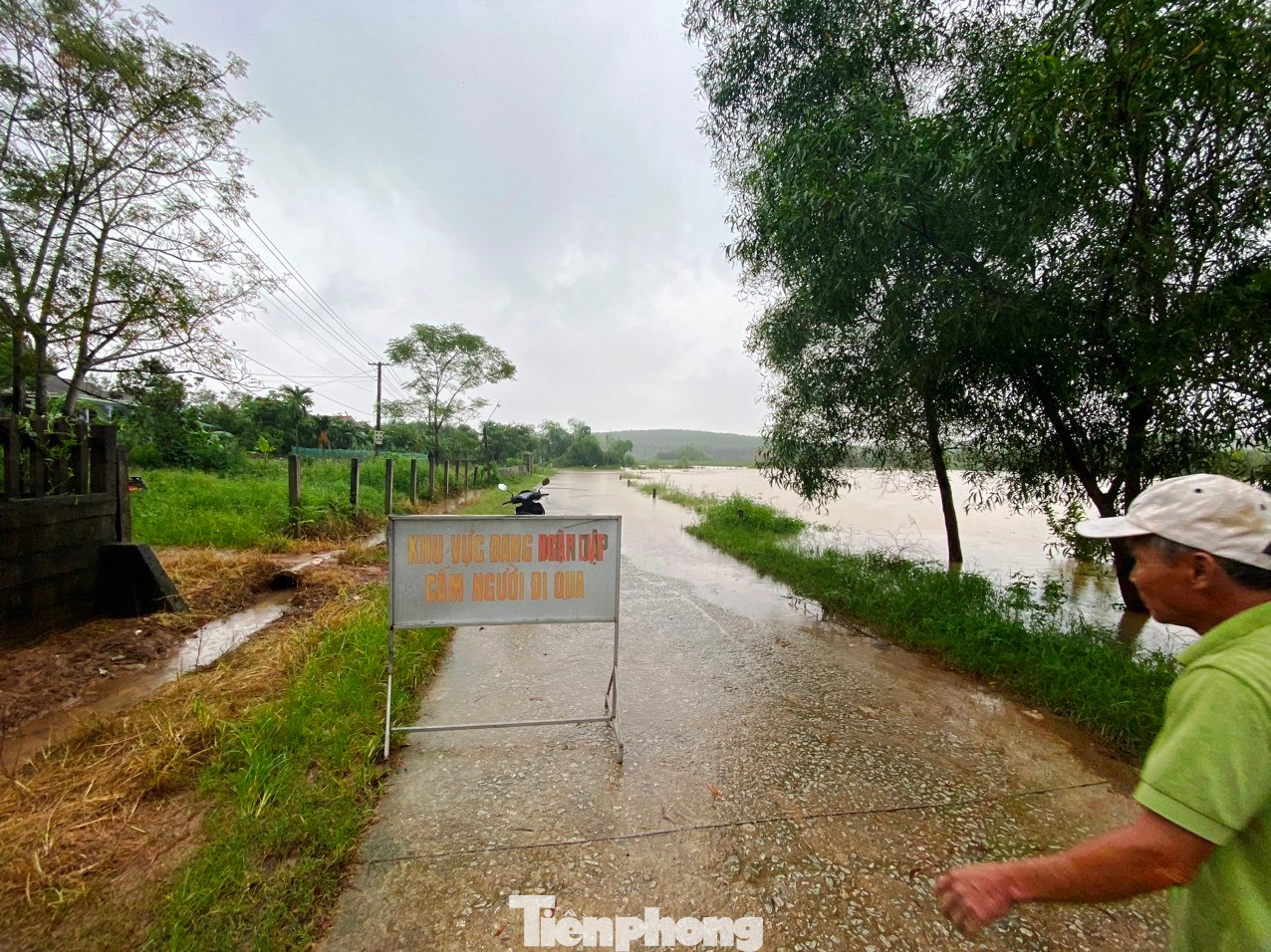 Lực lượng chức năng cấm lưu thông qua tuyến đường ngập sâu ở xã Phong Sơn, huyện Phong Điền, TT-Huế. Lực lượng chức năng cấm lưu thông qua tuyến đường ngập sâu ở xã Phong Sơn, huyện Phong Điền, TT-Huế.
