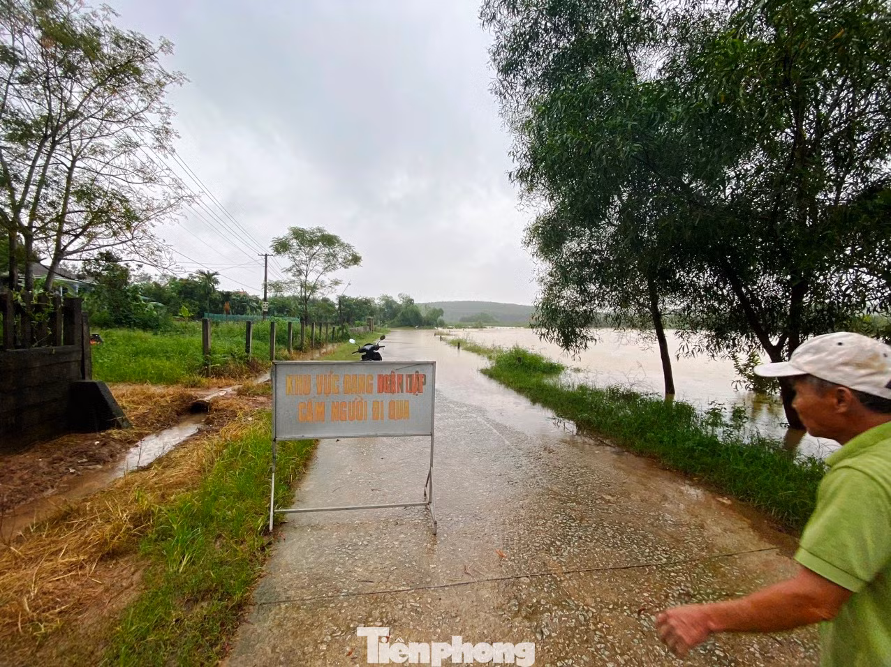 Lực lượng chức năng cấm lưu thông qua tuyến đường ngập sâu ở xã Phong Sơn, huyện Phong Điền, TT-Huế.
