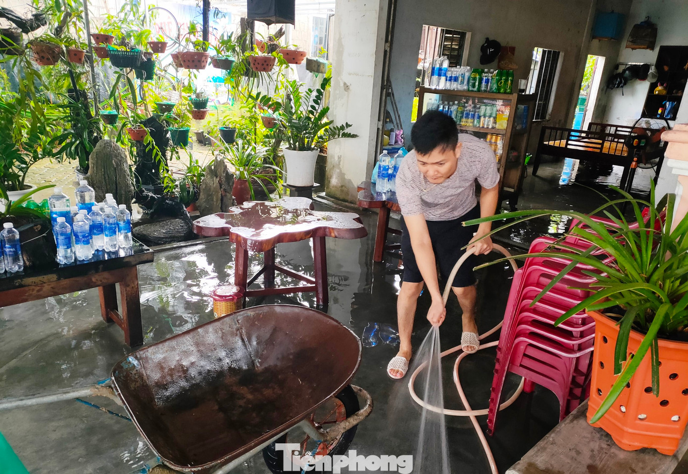 Người dân dọn rửa nhà cửa sau khi bị nước lụt rút xuống vào rạng sáng 11/10. Người dân dọn rửa nhà cửa sau khi bị nước lụt rút xuống vào rạng sáng 11/10.